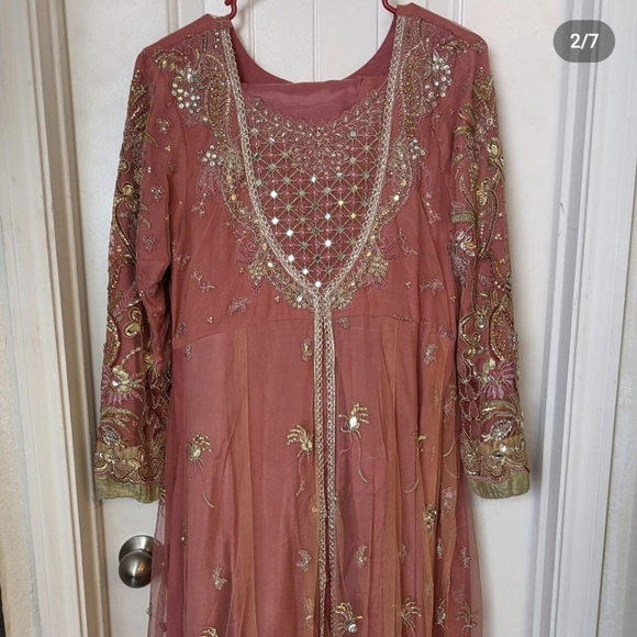 Pakistani designer suffuse pink embroidered 3 pc medium dress - Picture 3 of 8